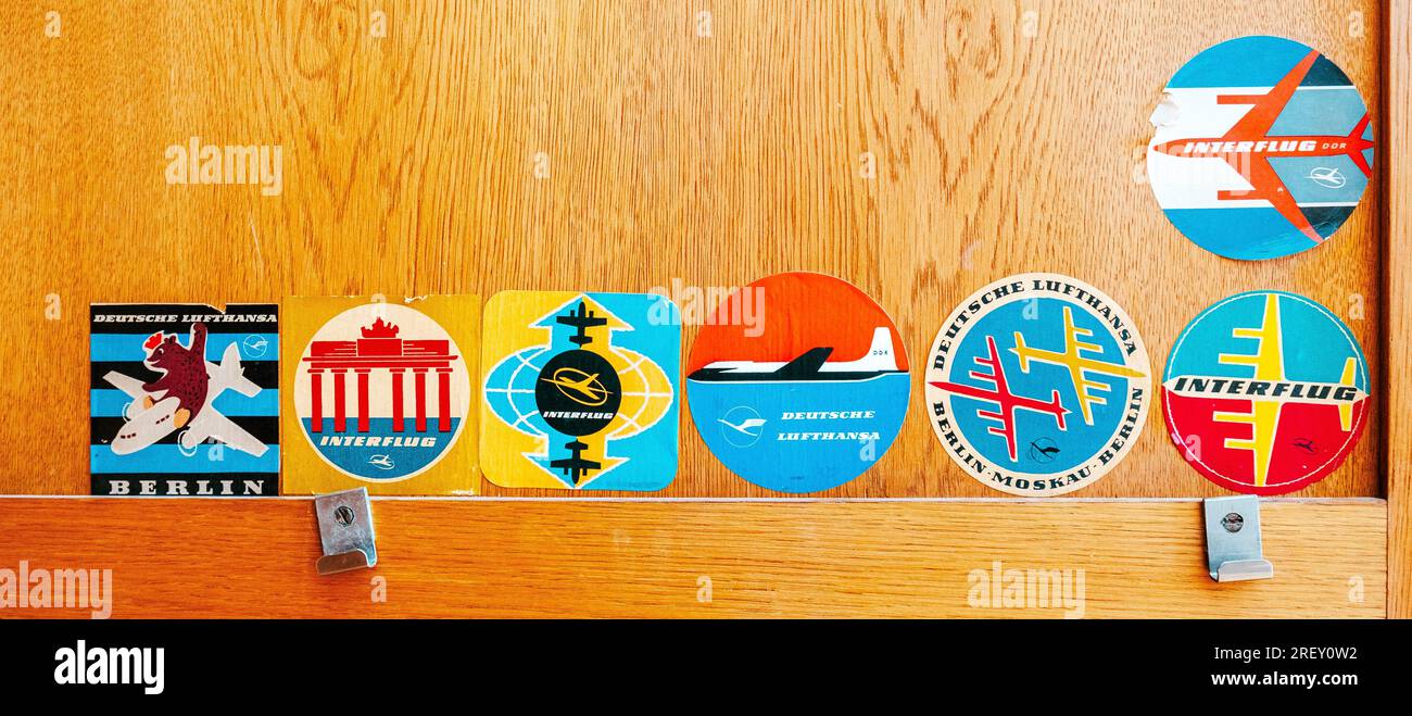 Adesivi vintage della compagnia aerea della Guerra fredda su una porta nella lounge degli arrivi VIP del Generalshotel Stalinist presso l'aeroporto di Berlino Foto Stock