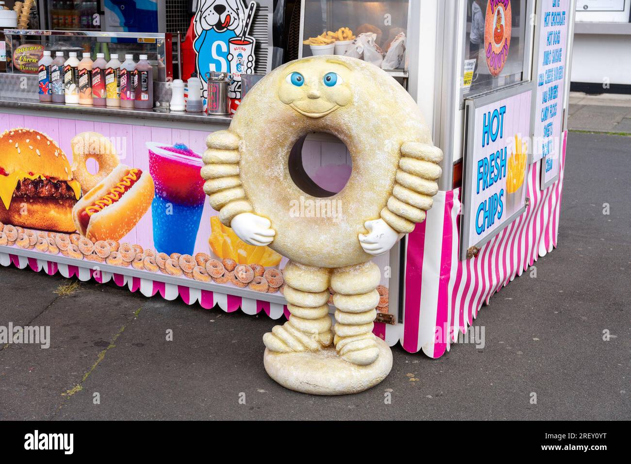 Carattere pubblicitario pittoresco e bizzarro a forma di ciambella o ciambella. Foto Stock