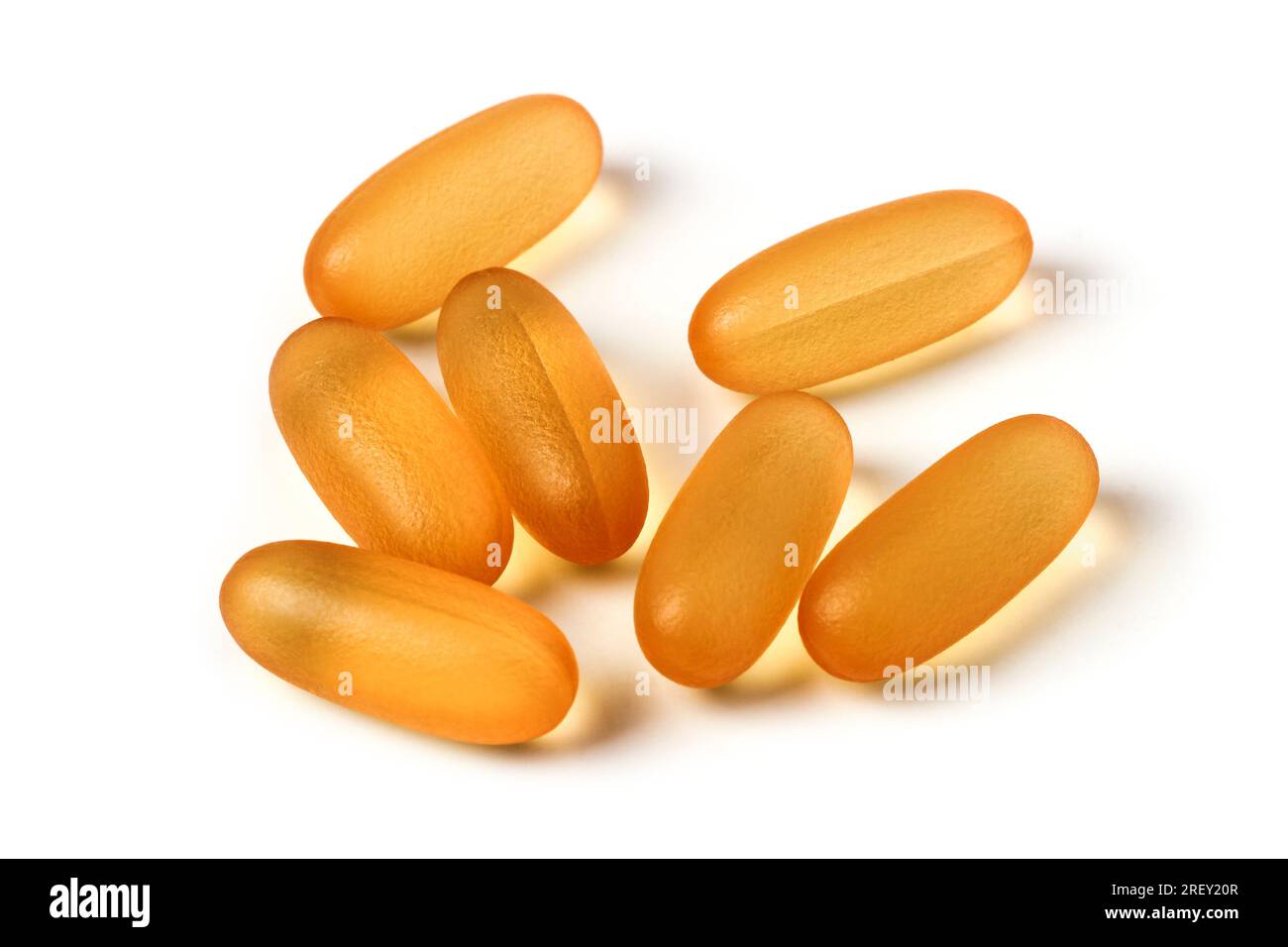 Capsule di olio di pesce sciolte isolate su bianco Foto Stock