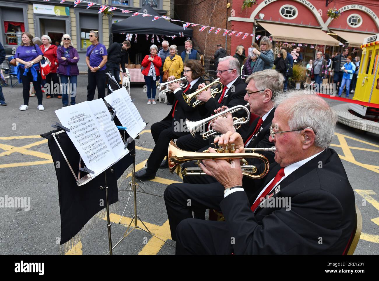 Jackfield Brass Band che si esibisce per le celebrazioni del Queens Platinum Jubilee a Ironbridge Foto Stock