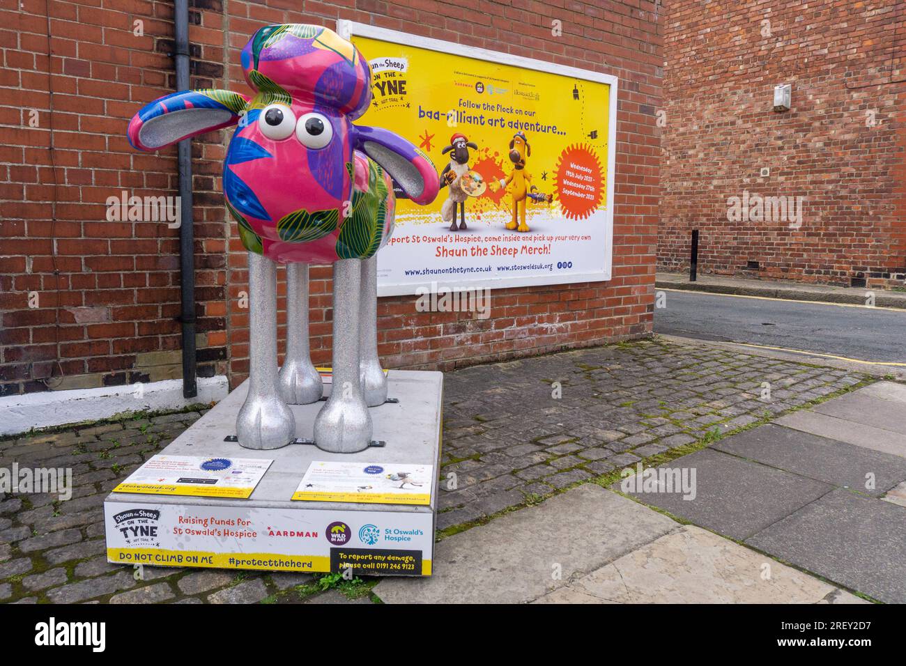 Shaun the Sheep on the Tyne art trail - figura di pecore a Jesmond, Newcastle upon Tyne, Regno Unito, che raccoglie fondi per il St Oswald's Hospice. Foto Stock