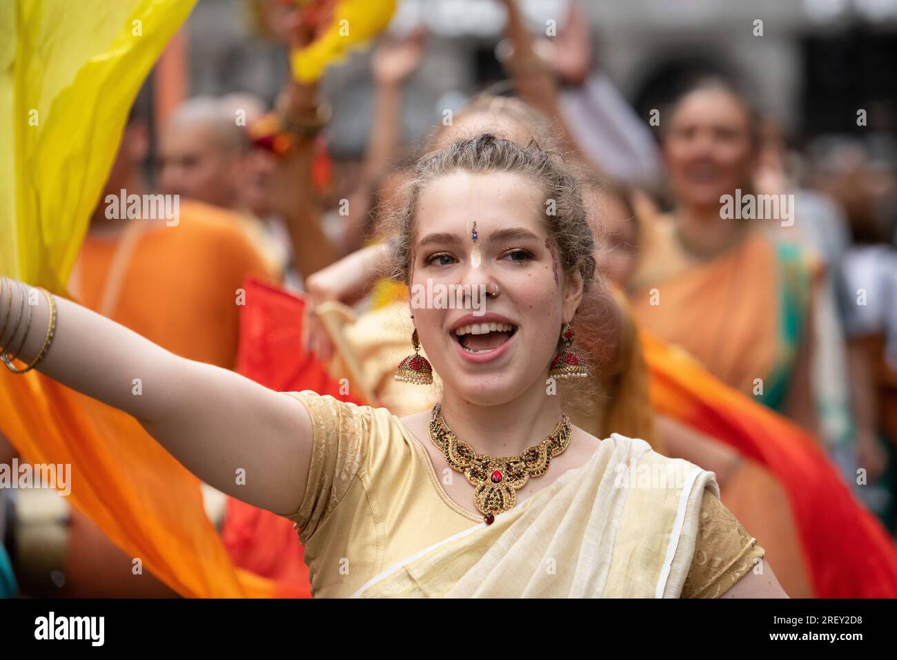 Londra, Regno Unito. 30 luglio 2023. Una ballerina si esibisce mentre migliaia di devoti di Hare Krishna prendono parte all'annuale processione di Ratha Yatra da Hyde Park a Trafalgar Square. La colorata celebrazione indù vede un carro contenente effigie di Lord Jagannath e di altre diete tirate dalla corda, con i partecipanti che suonano musica, cantano, ballano e si godono il cibo gratuito. Crediti: Ron Fassbender/Alamy Live News Foto Stock