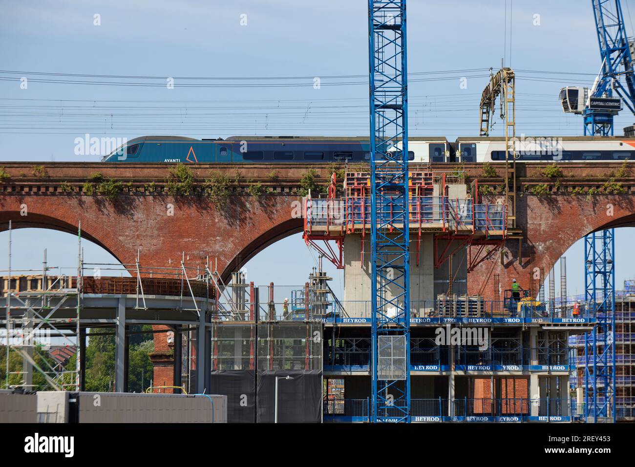 Viadotto storico di Stockport con edificio della stazione degli autobus in costruzione Foto Stock