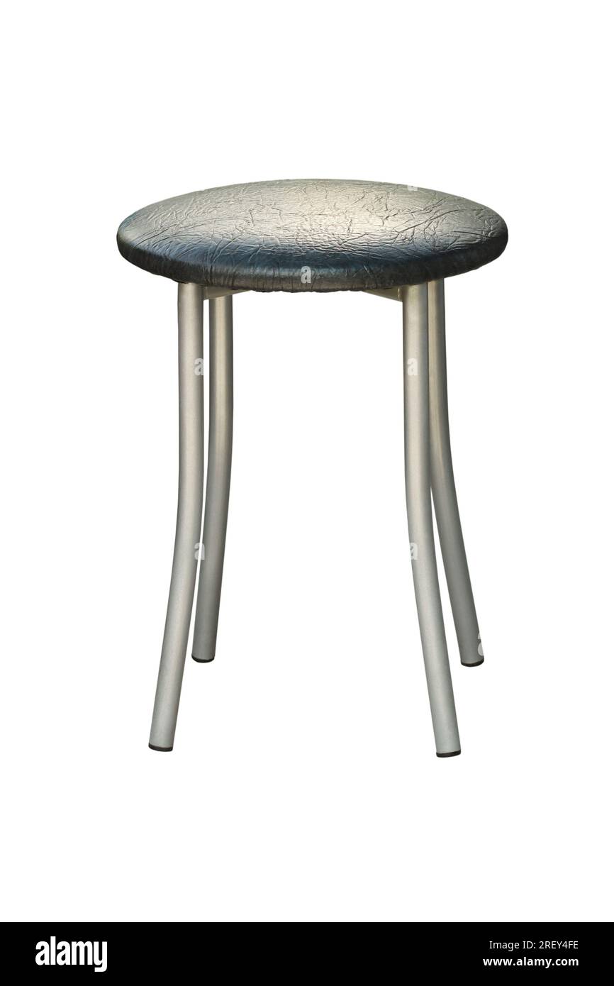 Sgabello con gambe in metallo e seduta in morbida similpelle isolata su bianco Foto Stock