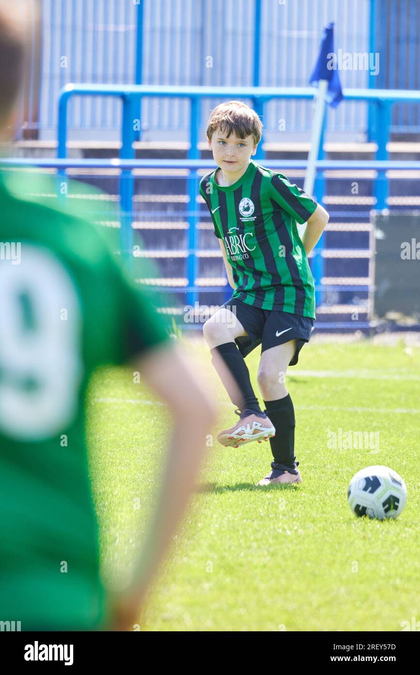 Mio figlio gioca per la squadra locale di football per bambini del Denton West End Foto Stock