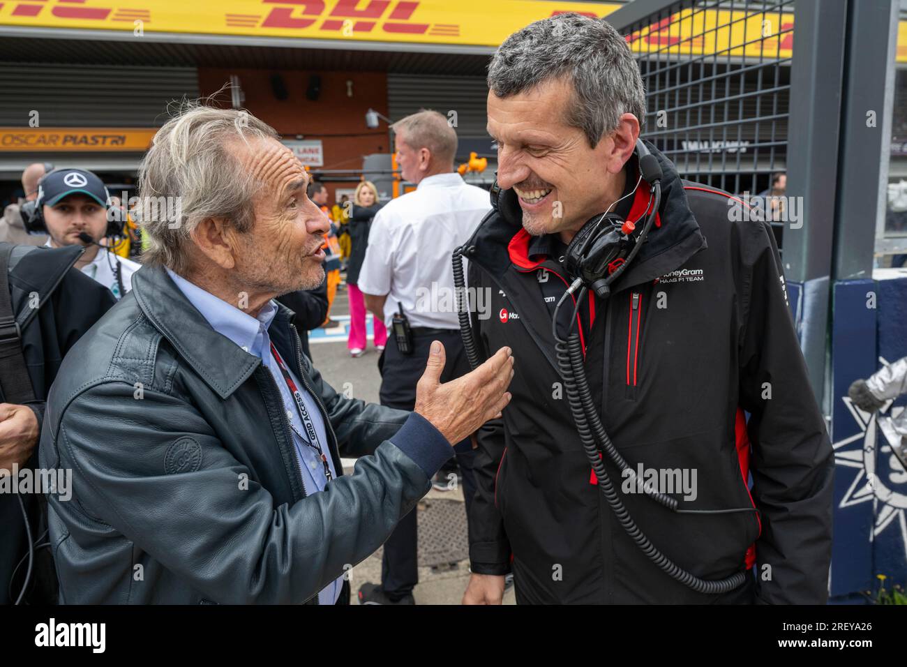 Stavelot, Belgio. 30 luglio 2023. L'ex pilota belga di Formula 1 Jacky Ickx e il team principal Haas formule 1, l'italiano Gunther Steiner, nella foto davanti al Gran Premio di Formula 1 del Belgio, gara automobilistica, a Spa-Francorchamps, domenica 30 luglio 2023. Il Gran Premio di Formula uno di Spa-Francorchamps si svolge questo fine settimana, dal 28 al 30 luglio. BELGA PHOTO JONAS ROOSENS Credit: Belga News Agency/Alamy Live News Foto Stock