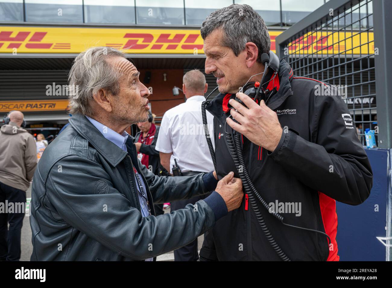 Stavelot, Belgio. 30 luglio 2023. L'ex pilota belga di Formula 1 Jacky Ickx e il team principal Haas formule 1, l'italiano Gunther Steiner, nella foto davanti al Gran Premio di Formula 1 del Belgio, gara automobilistica, a Spa-Francorchamps, domenica 30 luglio 2023. Il Gran Premio di Formula uno di Spa-Francorchamps si svolge questo fine settimana, dal 28 al 30 luglio. BELGA PHOTO JONAS ROOSENS Credit: Belga News Agency/Alamy Live News Foto Stock