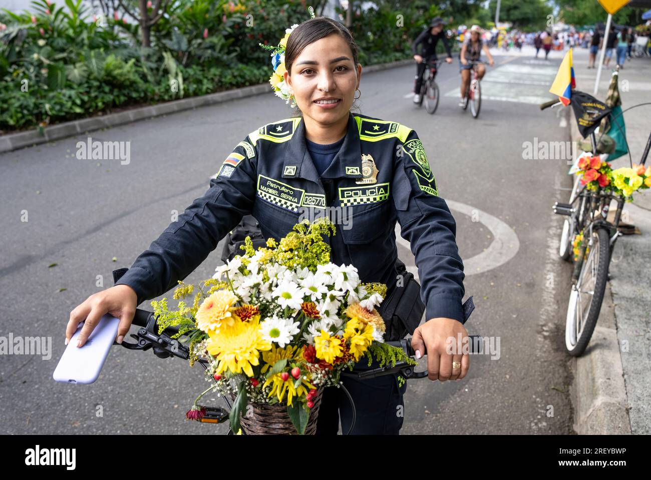 Medellin, Colombia. 29 luglio 2023. Un ufficiale di polizia colombiano cavalca una bicicletta decorata con fiori durante l'annuale festival dei fiori a Medellin, Colombia, il 29 luglio 2023. Il festival chiamato Feria de las Flores è celebrato in tutta la città di Medellin e attira centinaia di migliaia di visitatori. Medellin è conosciuta come la città dell'eterna primavera. (Foto di Ronen Tivony/Sipa USA) *** si prega di utilizzare il credito dal campo di credito *** credito: SIPA USA/Alamy Live News Foto Stock