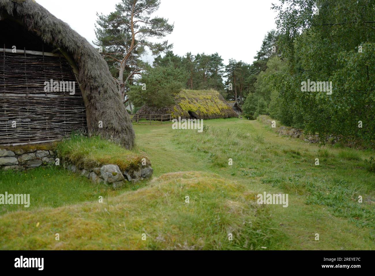 Capanna con tetto di paglia presso l'Highlands Open Air Museum vicino ad Aviemore, in Scozia Foto Stock