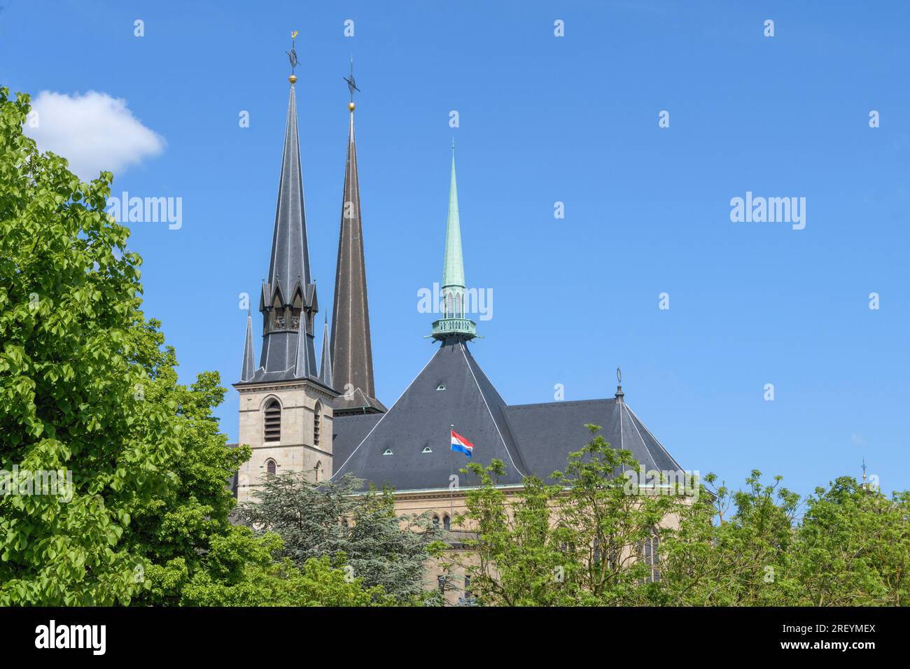 Lussemburgo città - Lussemburgo 06-05-2023. Frammento della cattedrale principale di Lussemburgo. Le guglie delle torri della cattedrale centrale contro il b Foto Stock