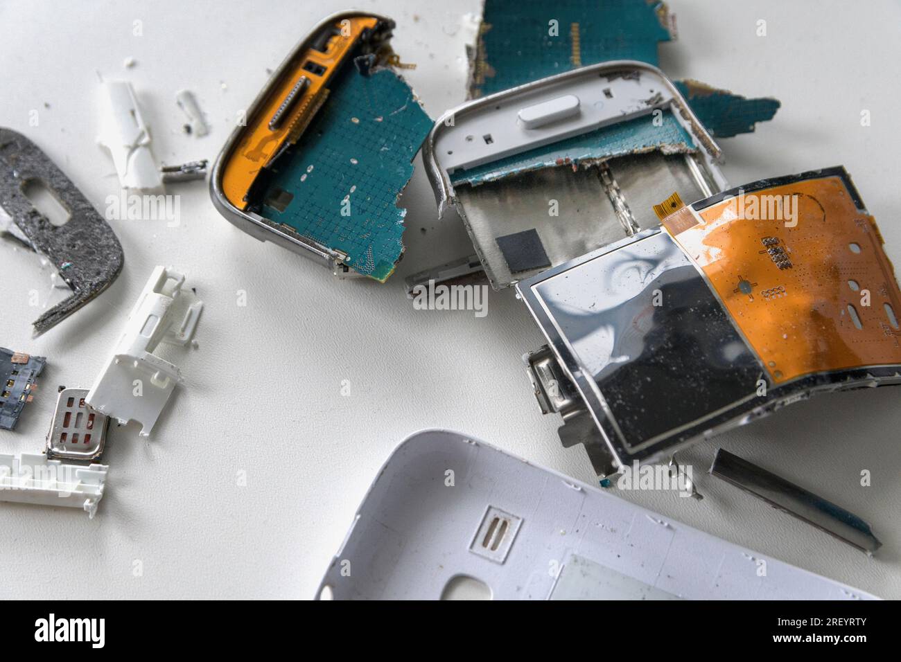 Interno di uno smartphone caduto in una custodia bianca. vista dall'alto ravvicinata. Danni allo smartphone Foto Stock