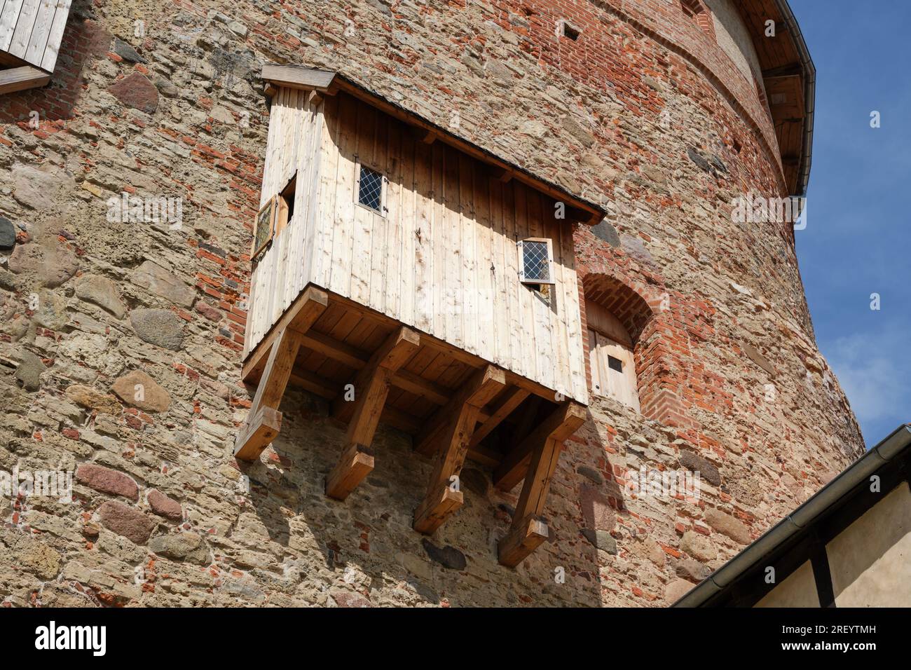 Vecchio bagno in stile retrò nella torre di un castello medievale. Bauska, Lettonia. Foto Stock