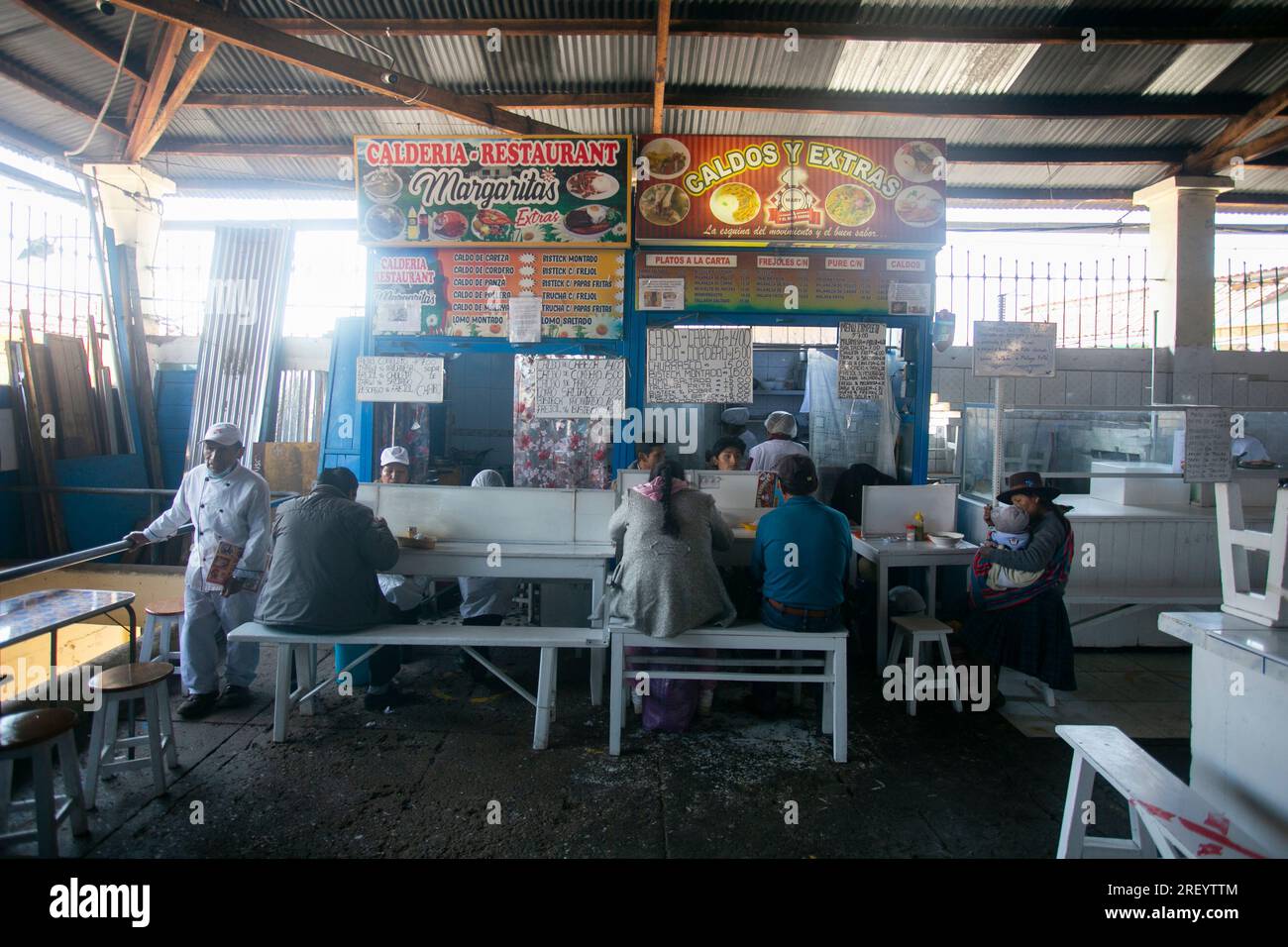 Cusco, Perù; 1 gennaio 2023: Attività commerciale con venditori locali di cibo nel mercato alimentare di San Pedro a Cusco. Foto Stock