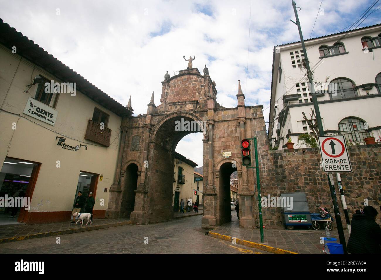 Cusco, Perù; 1 gennaio 2023: Antico arco in pietra in una strada nel centro storico di Cusco Foto Stock