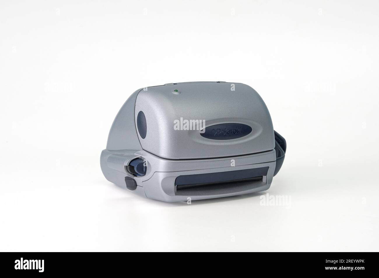 Hasselt. Limburgo - Belgio 25-04-2023 Polaroid P 600. Vista frontale ravvicinata in posizione chiusa. film istantaneo. Sfondo bianco Foto Stock