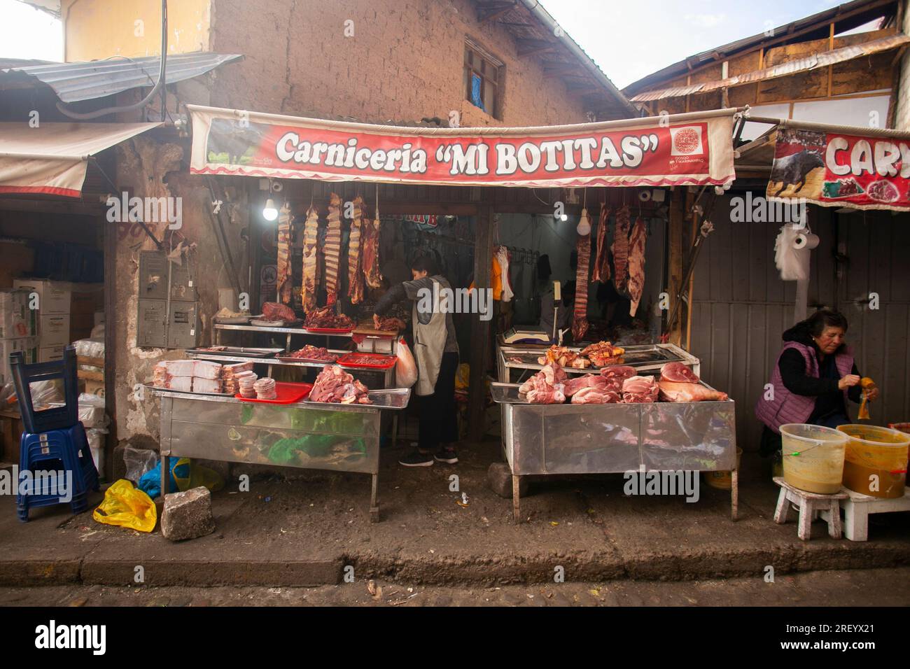 Cusco, Perù; 1 gennaio 2023: Stalla che vende carne nel mercato centrale di Sant Jerónimo de Cusco in Perù. Foto Stock