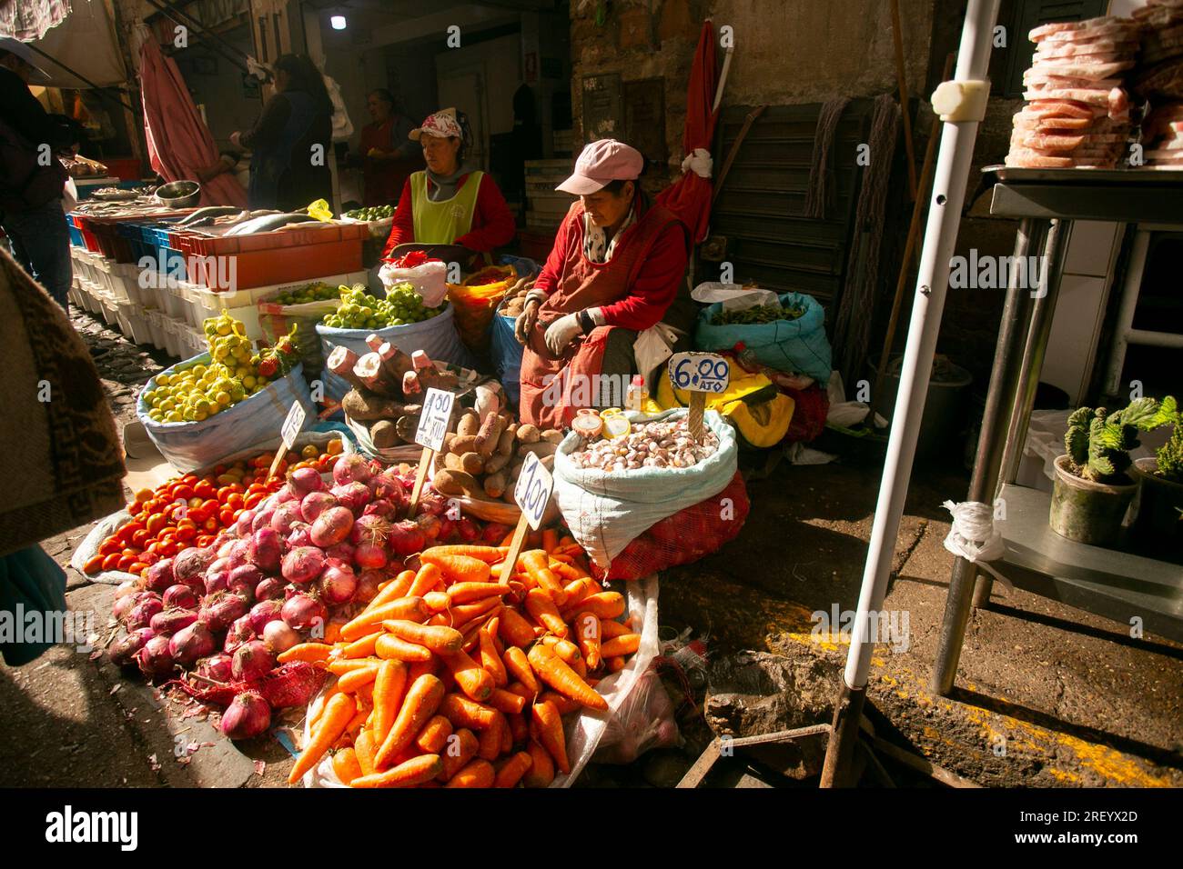 Cusco Perù, 1 gennaio 2023: La gente del posto vende frutta e verdura intorno al mercato centrale di Cusco in Perù. Foto Stock