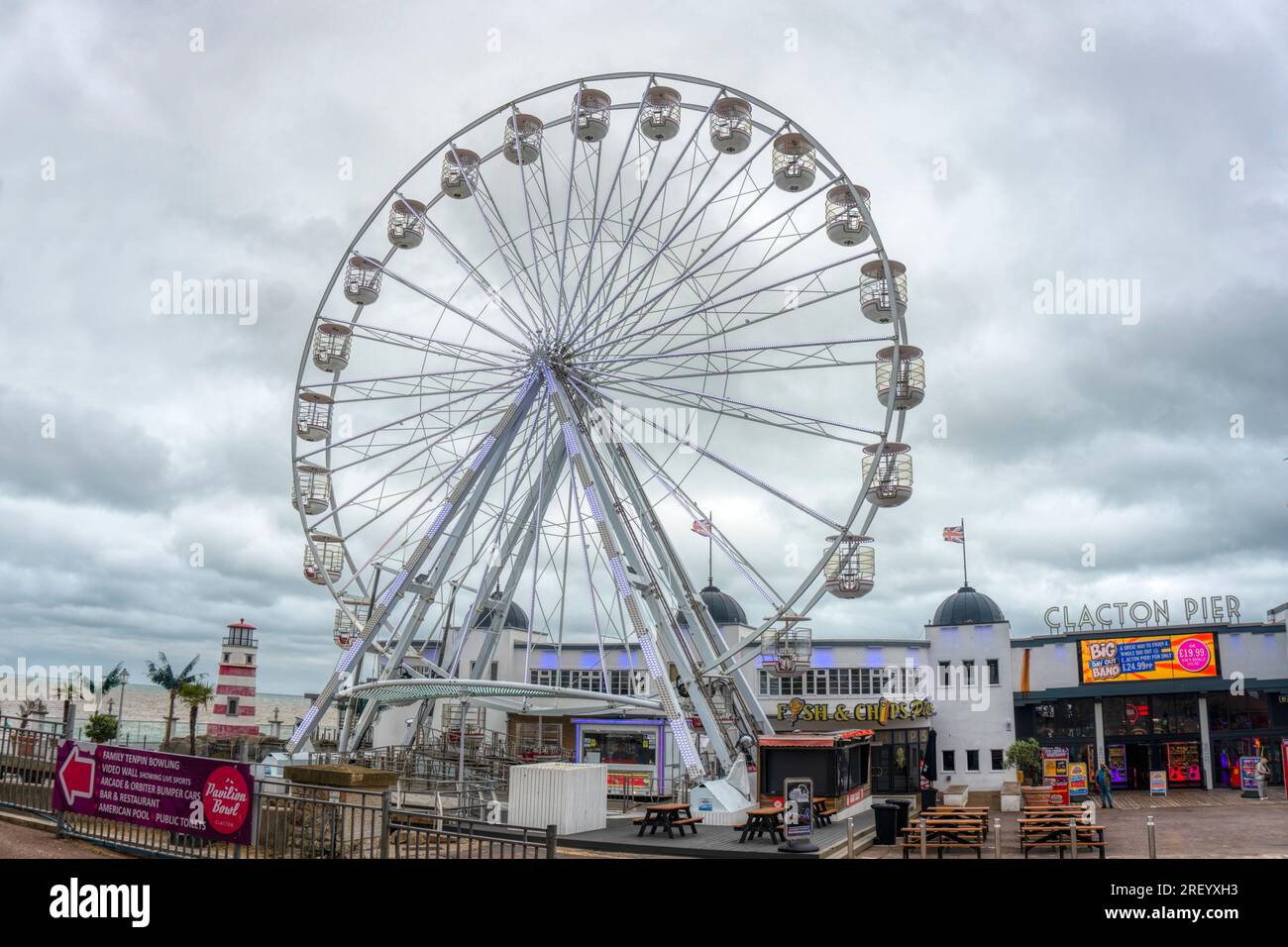 Regno Unito, Clacton 30 giugno 2023, Clacton Pier Ferris Wheel, centro commerciale, persone che si divertono Foto Stock