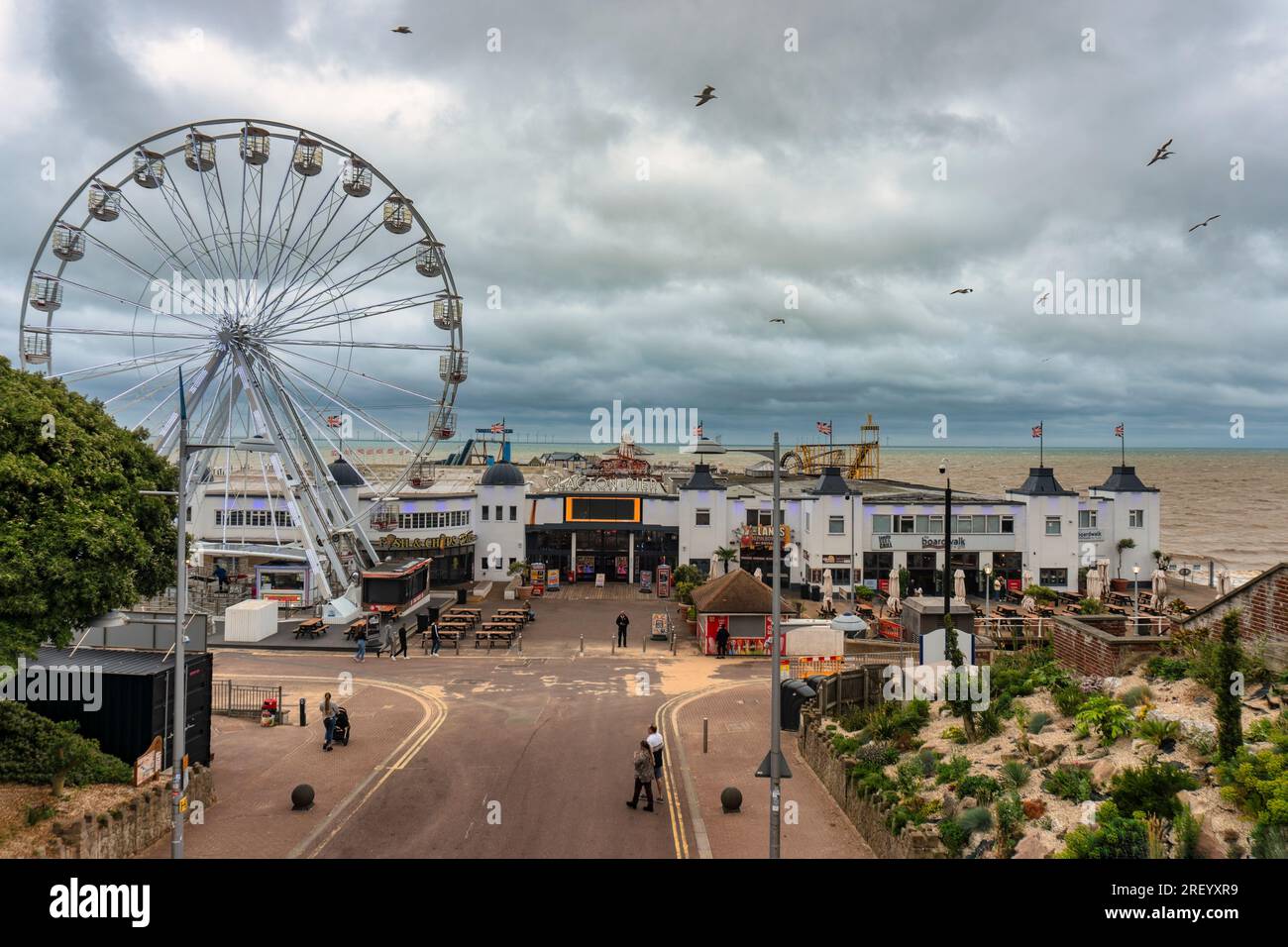 Regno Unito, Clacton 30 giugno 2023, Clacton Pier Ferris Wheel, centro commerciale, persone che si divertono Foto Stock