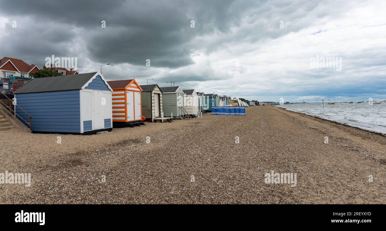 UK, Clacton 30 giugno 2023, Clacton-on-Sea, fila di graziose case sulla spiaggia dai colori pastello e multicolori vicino al mare a Clacton, Inghilterra Foto Stock