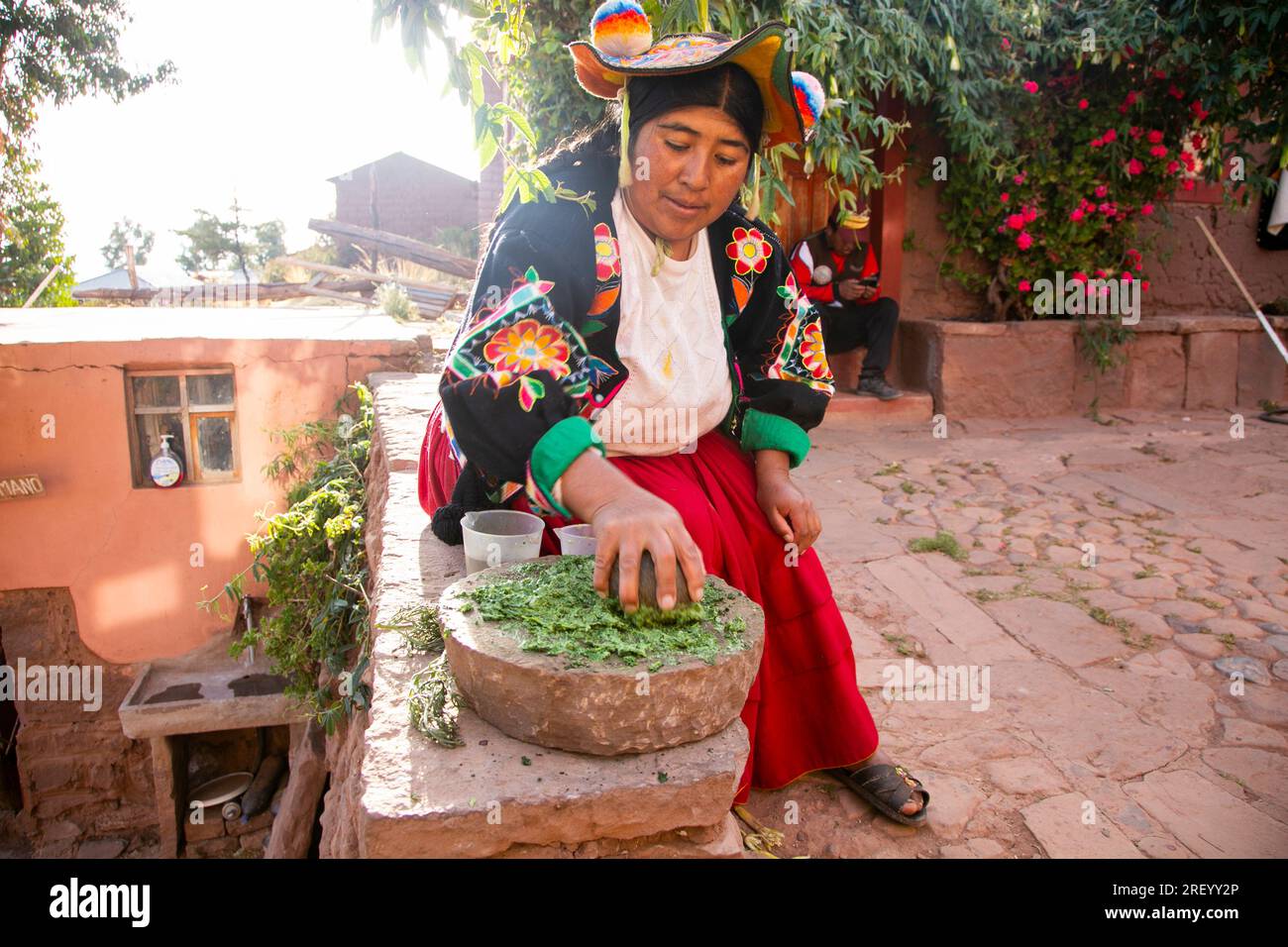 Llachon, Perù; 1 gennaio 2023: Donna che prepara shampoo vegetale biologico naturale nella regione di Llachon sul lago Titicaca in Perù. Foto Stock