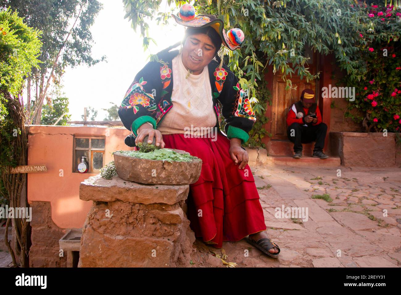 Llachon, Perù; 1 gennaio 2023: Donna che prepara shampoo vegetale biologico naturale nella regione di Llachon sul lago Titicaca in Perù. Foto Stock