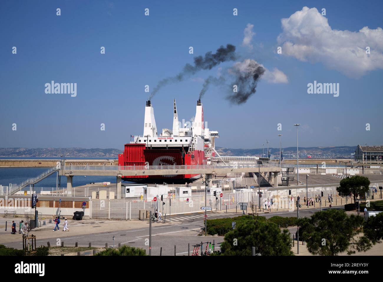 Traghetto per auto corsa nel porto di Marsiglia in Francia Foto Stock