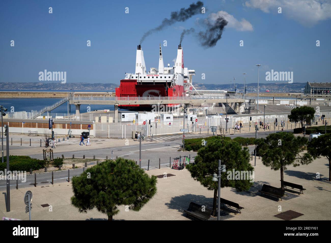 Il traghetto si prepara a lasciare il porto di Marsiglia in Francia Foto Stock