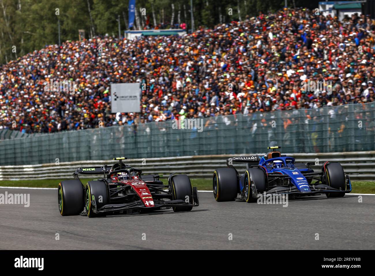 24 ZHOU Guanyu (chi), Alfa Romeo F1 Team Sposta C43, 02 SARGEANT Logan (usa), Williams Racing FW45, azione durante il Gran Premio belga di Formula 1 MSC Cruises 2023, dodicesimo round del Campionato Mondiale di Formula 1 2023 dal 28 al 30 luglio 2023 sul circuito di Spa-Francorchamps, a Stavelot, Belgio Foto Stock