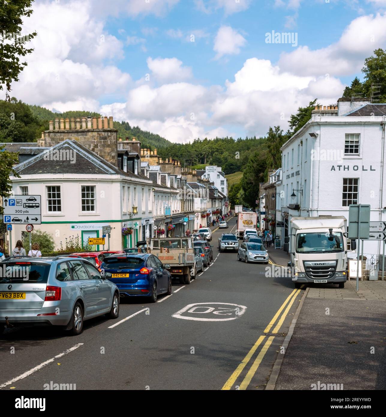 La storica High Street a Dunkeld, Perthshire, Scozia, Regno Unito Foto Stock