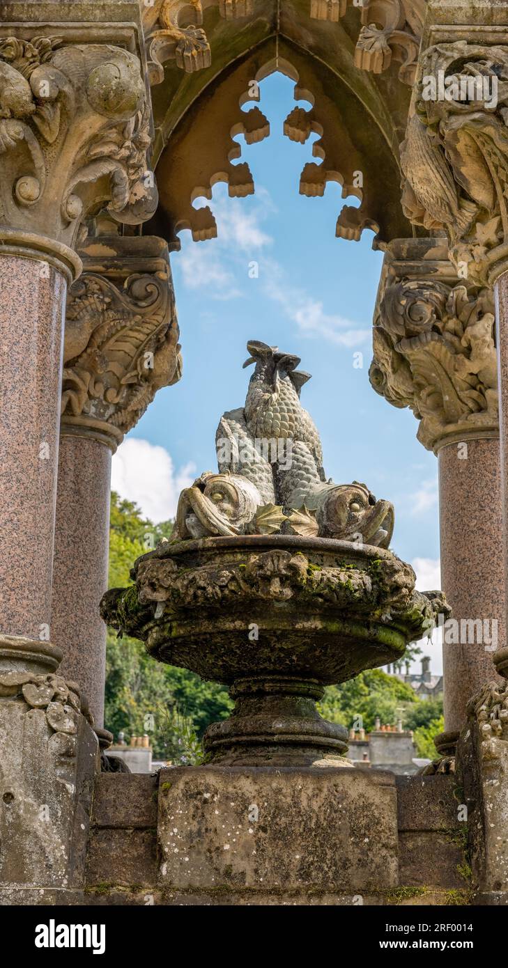 L'Atholl Memorial Fountain è stata finanziata da un abbonamento pubblico e si trova vicino al centro di Dunkeld, Perthshire, Scozia, Regno Unito Foto Stock