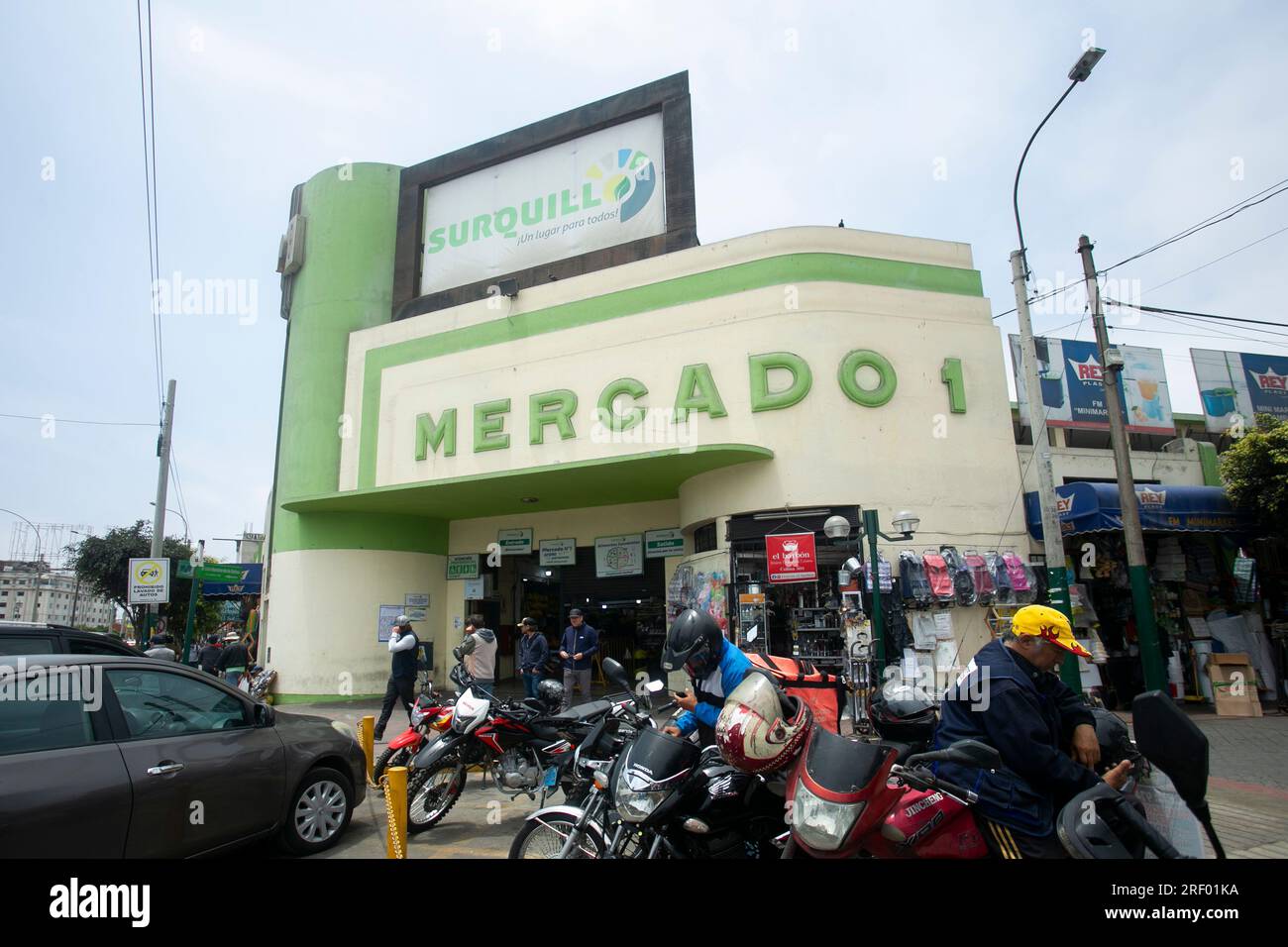 Lima, Perù; 1 gennaio 2023: Ingresso principale del mercato Surquillo a Lima, Perù. Foto Stock