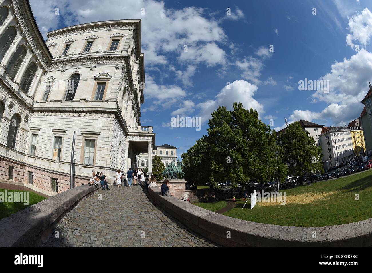 Monaco, Germania. 1 gennaio 2014. I visitatori della mostra annuale si siedono sul vialetto di accesso all'accademia d'arte sotto un cielo bianco e blu. Oggi questa mostra annuale giunge al termine (Foto con fish eye) credito: Felix Hörhager/dpa/Alamy Live News Foto Stock