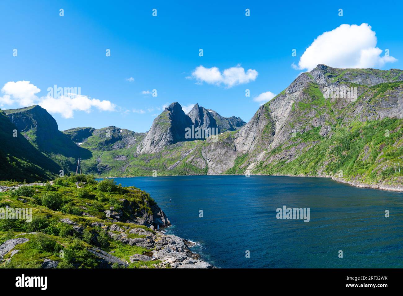 Giornata estiva di sole a Lofoten, Norvegia, Nordland. Paesaggio con montagne e mare spettacolari, oceano. Foto Stock