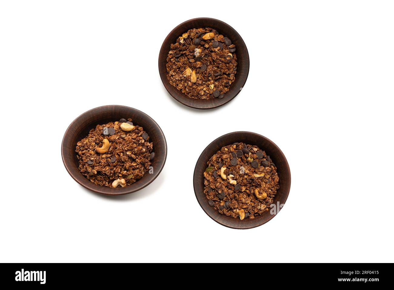 Cereali al cioccolato con noci sullo sfondo della ciotola. Isolato su bacckground bianco. Foto Stock