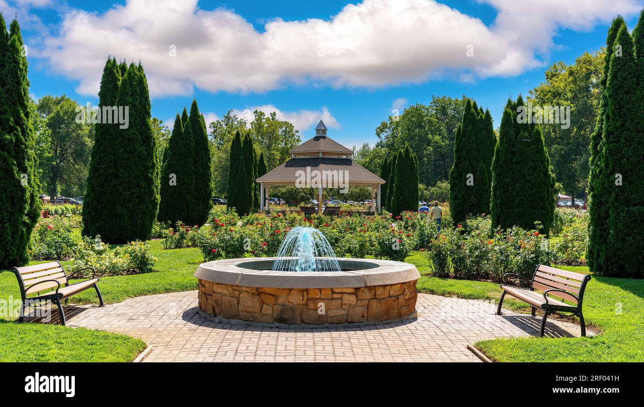 Fontana e panchine in un popolare parco cittadino di Boise, Idaho Foto Stock