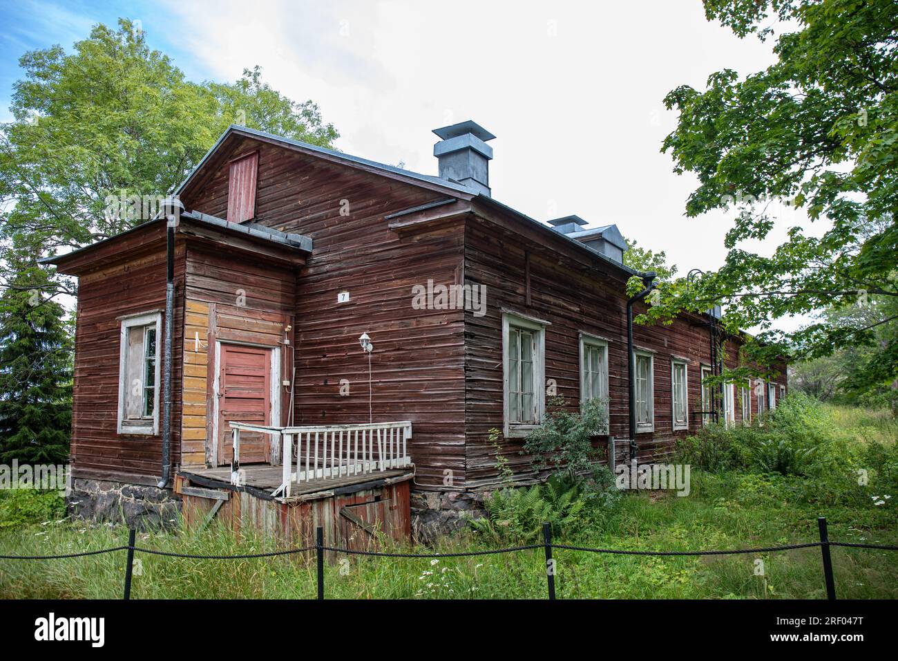 Vecchio edificio residenziale in legno fatiscente o casa nell'isola di Vallisaari, Helsinki, Finlandia Foto Stock