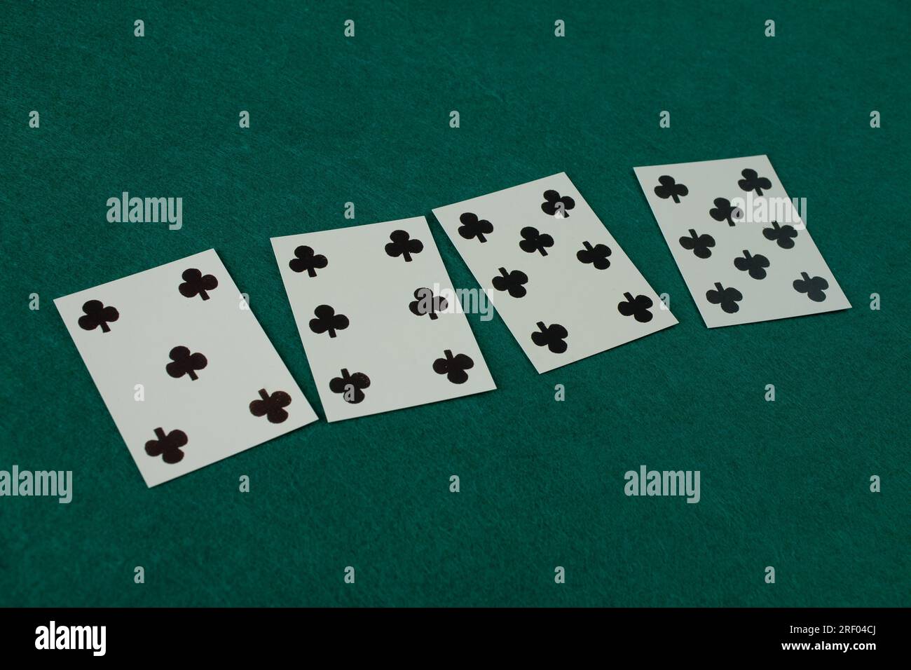 Carta da gioco del vecchio West sul tavolo da gioco verde. Foto Stock