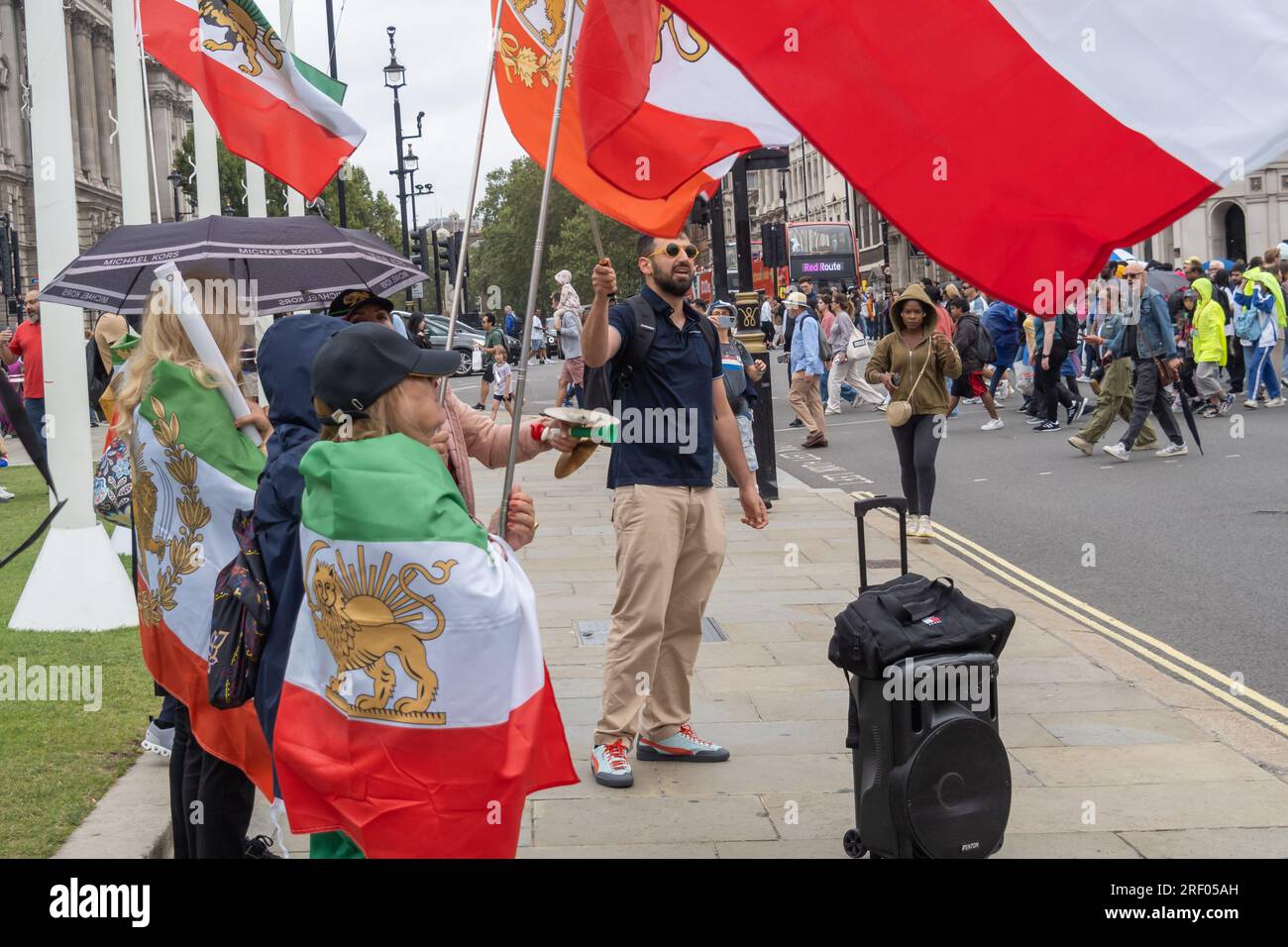 Londra, Regno Unito. 30 luglio 2023. Un piccolo gruppo che porta bandiere iraniane pre-islamiche protesta di fronte al Parlamento continuando le proteste che seguirono la morte della donna curda Jina Mahsa Amini per mano della polizia della moralità in Iran, sostenendo i manifestanti in Iran e chiedendo un cambio di regime con la fine del dominio teocratico. Peter Marshall/Alamy Live News Foto Stock