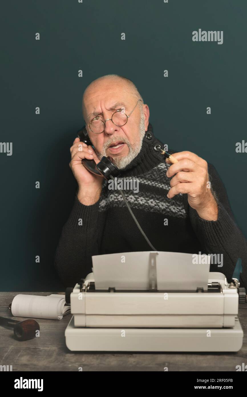 Autore o giornalista del passato al lavoro. Ritratto di un uomo creativo del ventesimo secolo Foto Stock