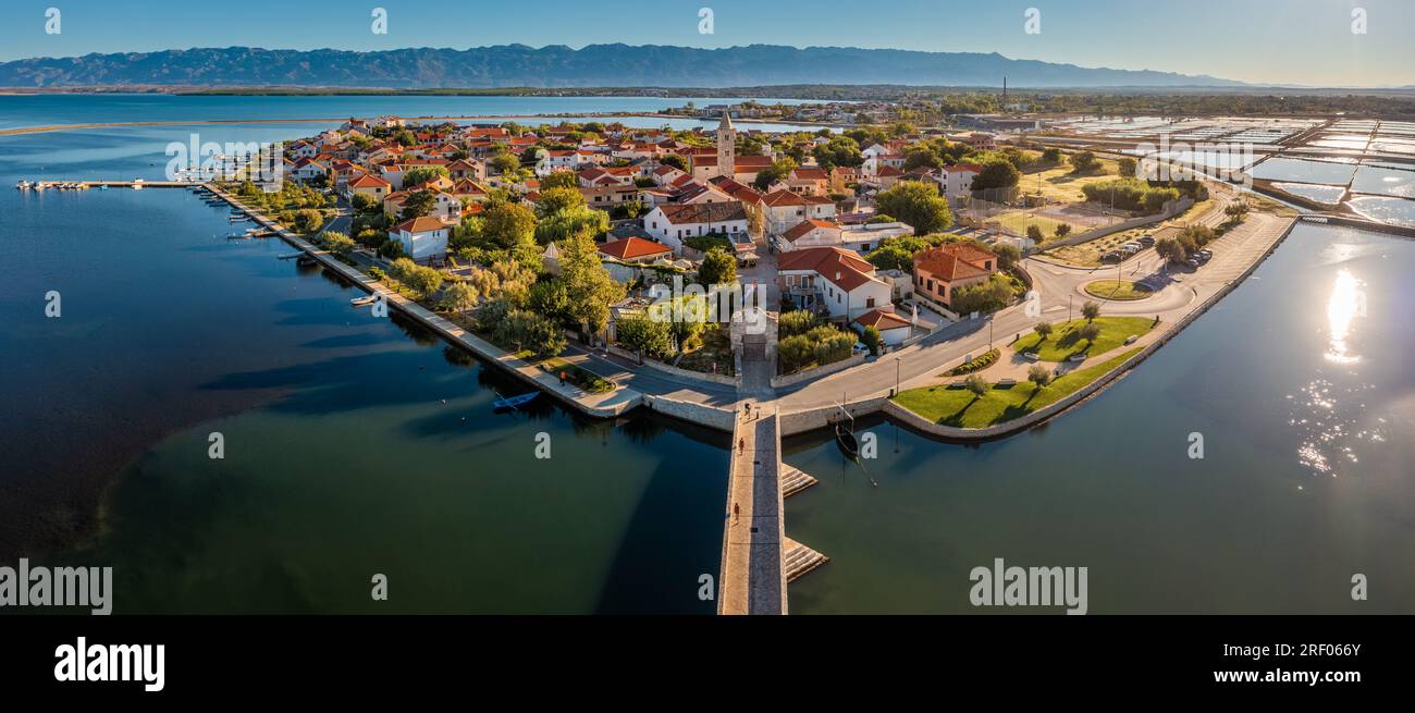 Nin, Croazia - Vista panoramica aerea della città storica e della piccola isola di Nin con i tradizionali campi di sale e il blu del mare Adriatico su un soleggiato Foto Stock