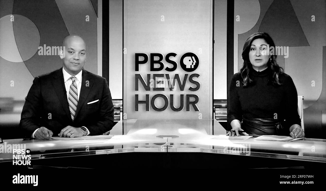 Uno screenshot al computer di una trasmissione in diretta in streaming del PBS NewsHour con gli host Geoff Bennett e Amna Nawaz. Foto Stock