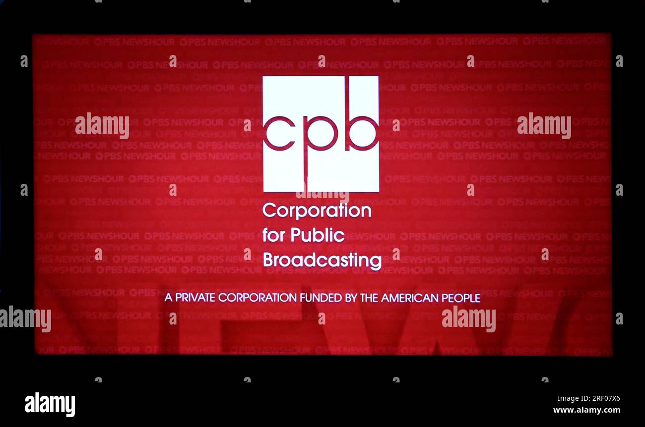 Uno screenshot del computer del logo Corporation for Public Broadcasting a seguito di una trasmissione PBS NewsHour. Foto Stock