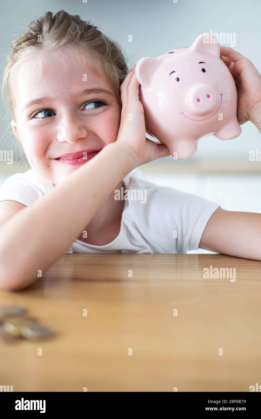 La Bambina Cinese Con La Pelle Gialla Mette I Suoi Soldi in Tasca Nel  Salvadanaio Immagine Stock - Immagine di asiatico, dell: 216832035