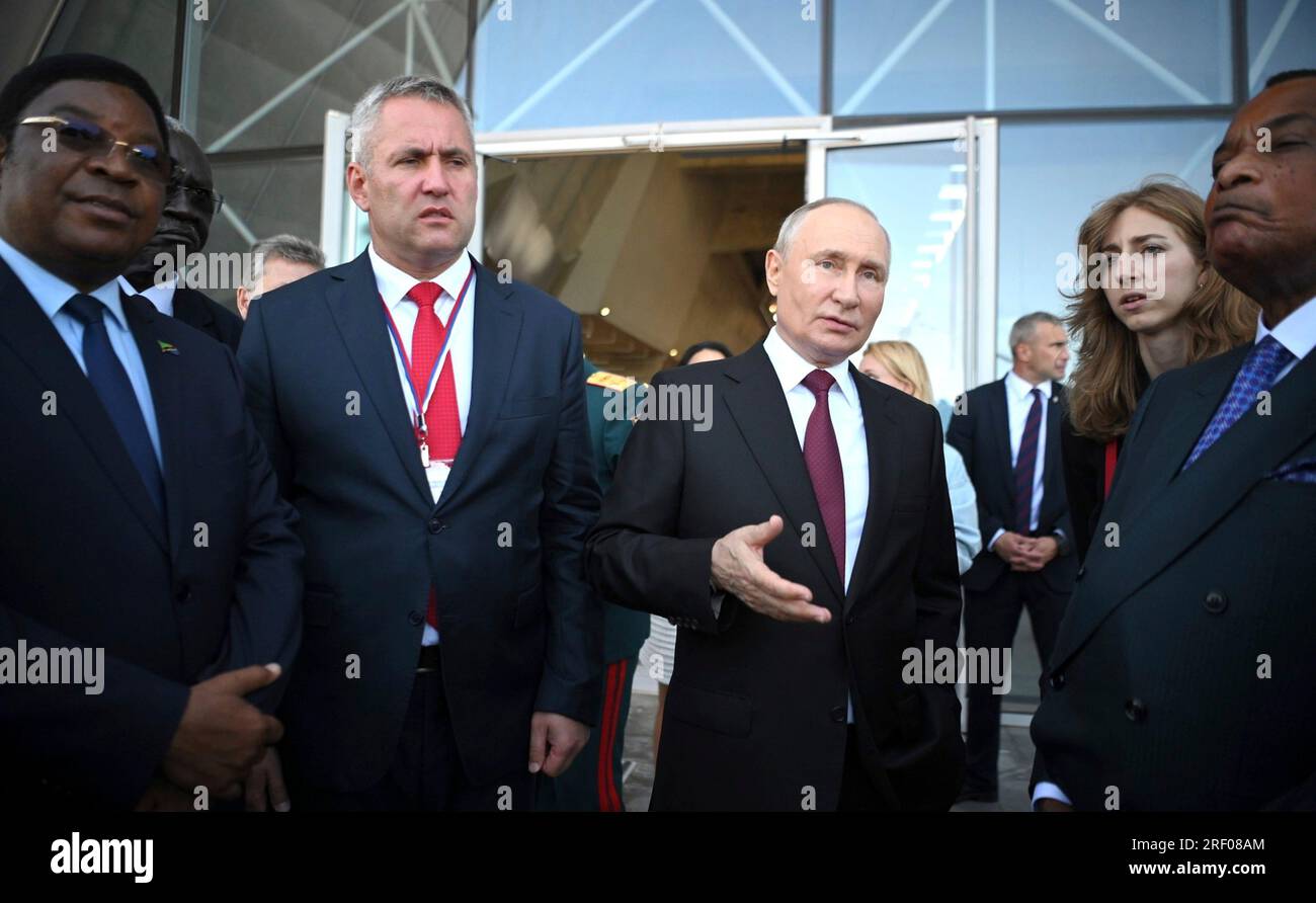 San Pietroburgo, Russia. 30 luglio 2023. Il presidente russo Vladimir Putin, centro, parla con il presidente del Congo Denis Sassou Nguesso, giusto, attraverso l'interrupter durante le celebrazioni della Navy Day, 30 luglio 2023 a St. Pietroburgo, Russia. Credito: Alexander Kazakov/Cremlino Pool/Alamy Live News Foto Stock