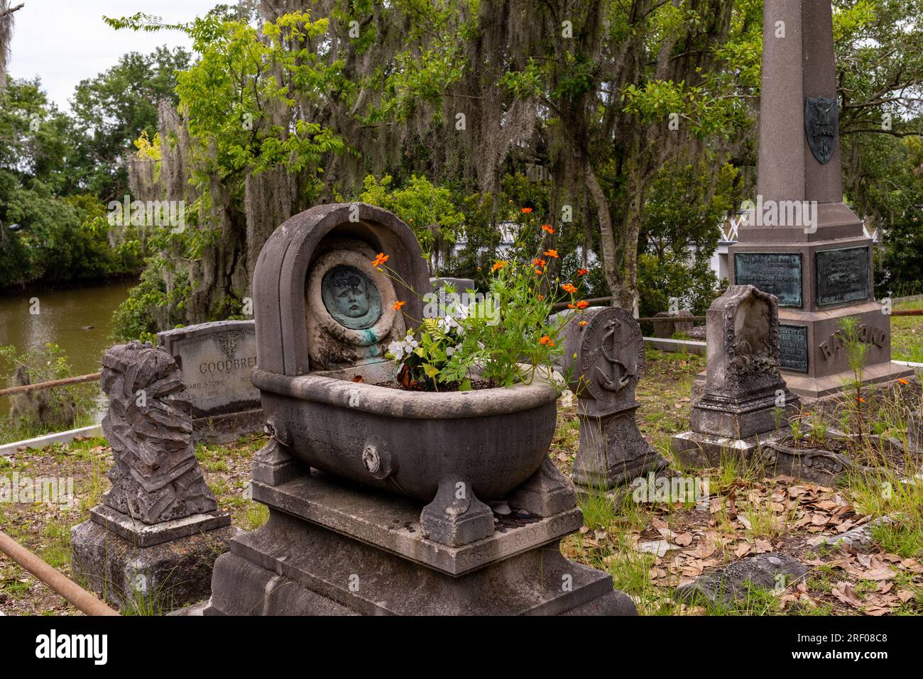 Famosa tomba del bambino nella culla, Historic Magnolia Cemetery, Charleston, South Carolina Foto Stock