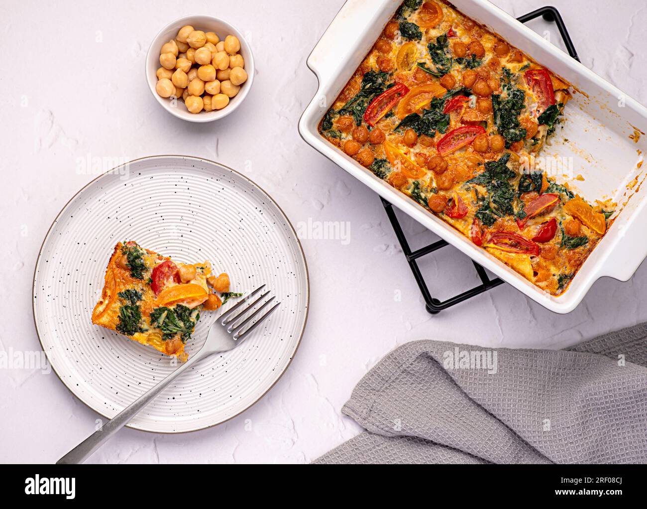 Fotografia gastronomica di frittata, cavolo, ceci, pomodori, colazione, Omelette, italiana, uova, naturale, fatta in casa Foto Stock