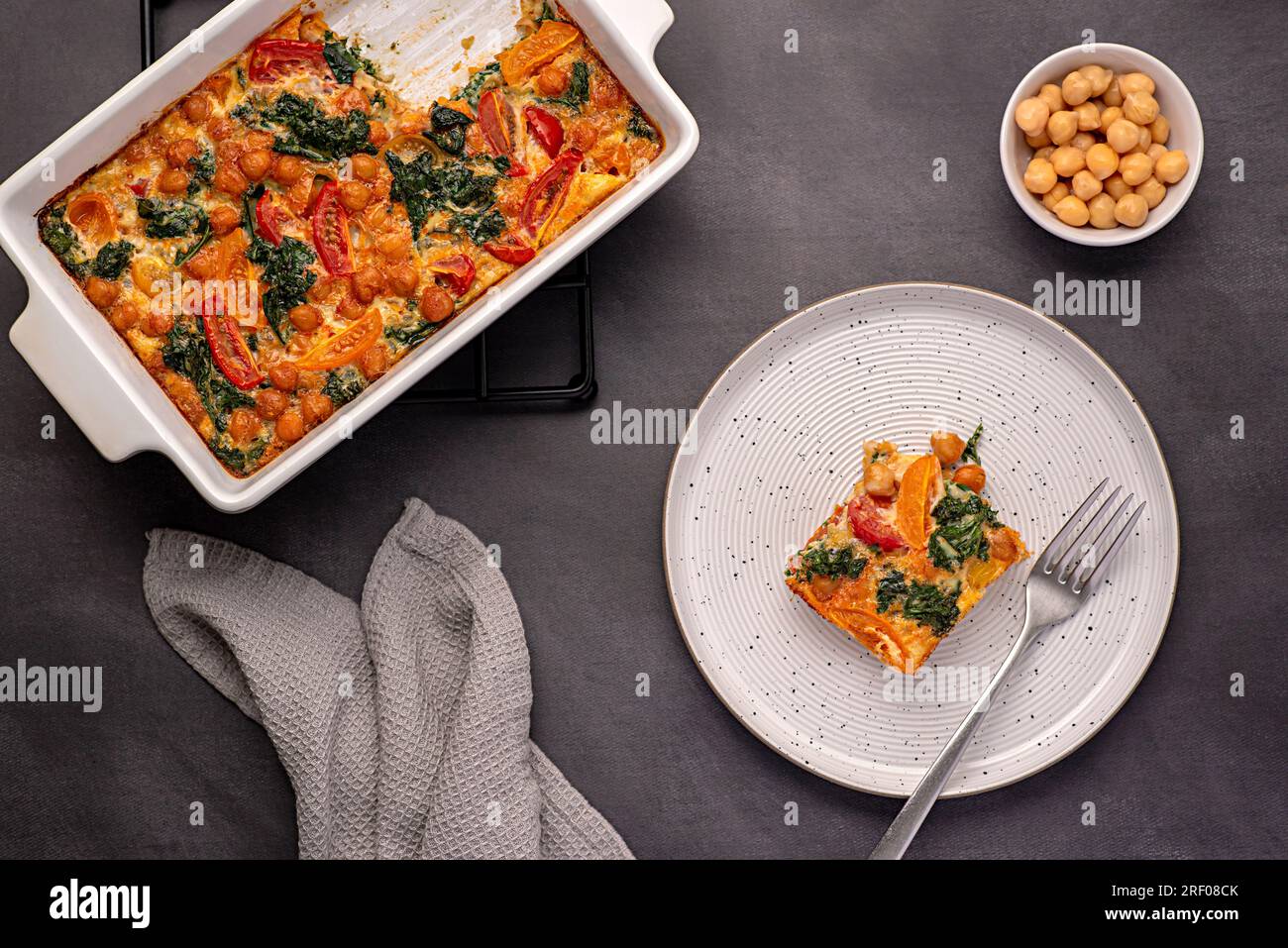 Fotografia gastronomica di frittata, cavolo, ceci, pomodori, colazione, Omelette, italiana, uova, naturale, fatta in casa Foto Stock