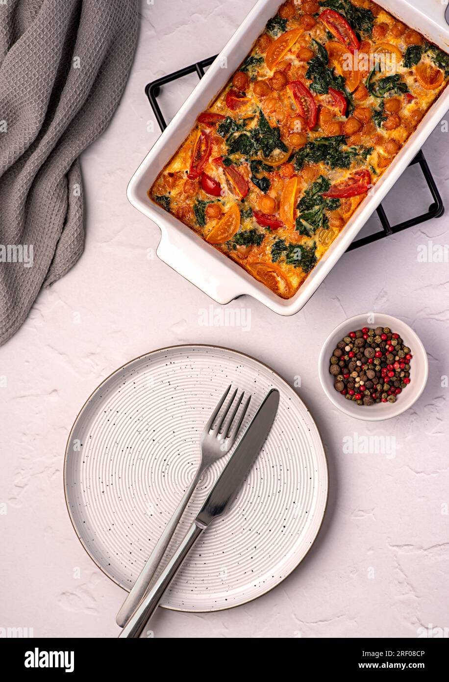 Fotografia gastronomica di frittata, cavolo, ceci, pomodori, colazione, Omelette, italiana, uova, naturale, fatta in casa Foto Stock