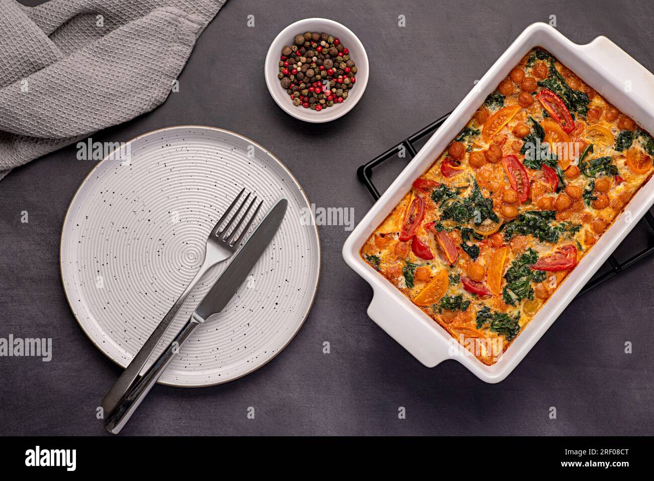 Fotografia gastronomica di frittata, cavolo, ceci, pomodori, colazione, Omelette, italiana, uova, naturale, fatta in casa Foto Stock